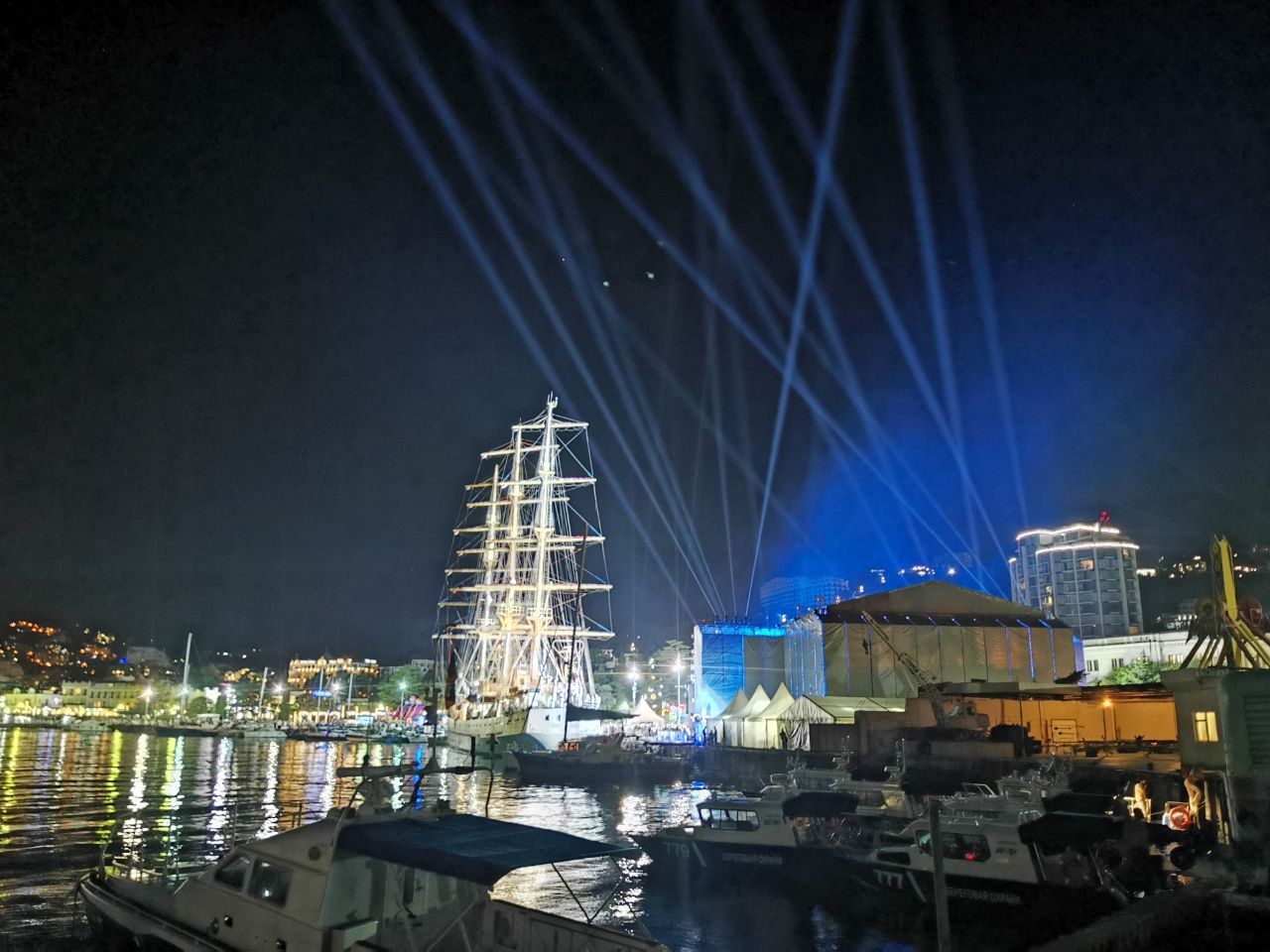 Вечерняя программа в Морском порту Сочи